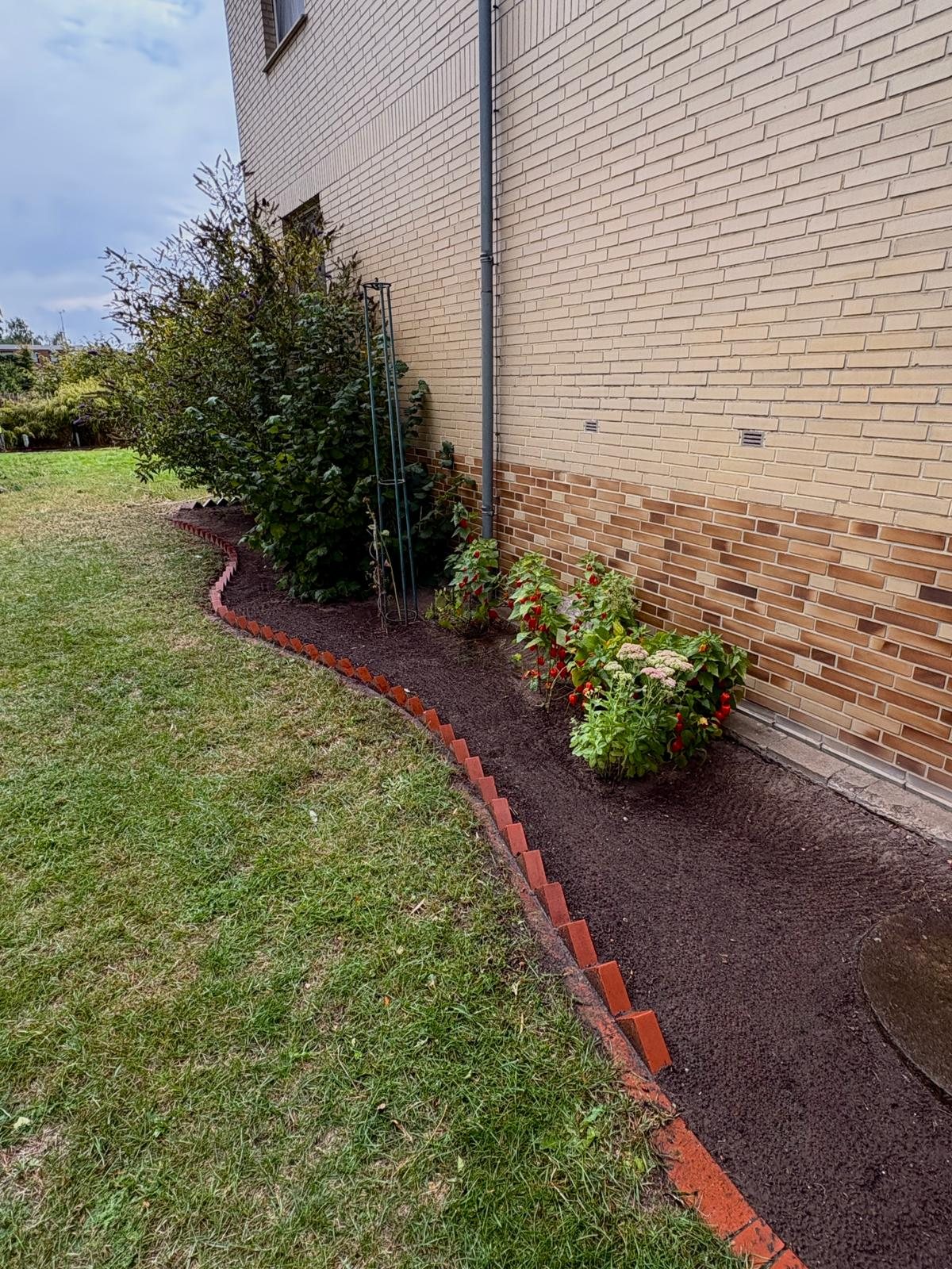 Gartenpflege: neu angelegtes Beet mit gesetzter Rasenkante aus Klinker
